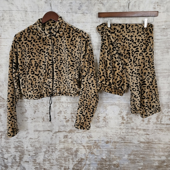 HYFVE Pants - HYFVE Buckle Leopard Print Fleece Pullover and Pant Set M L Jogger Soft Cozy